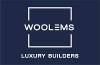 WOOLEMS_LOGO_WHITE_STROKE_STANDARD_BLUE_BG